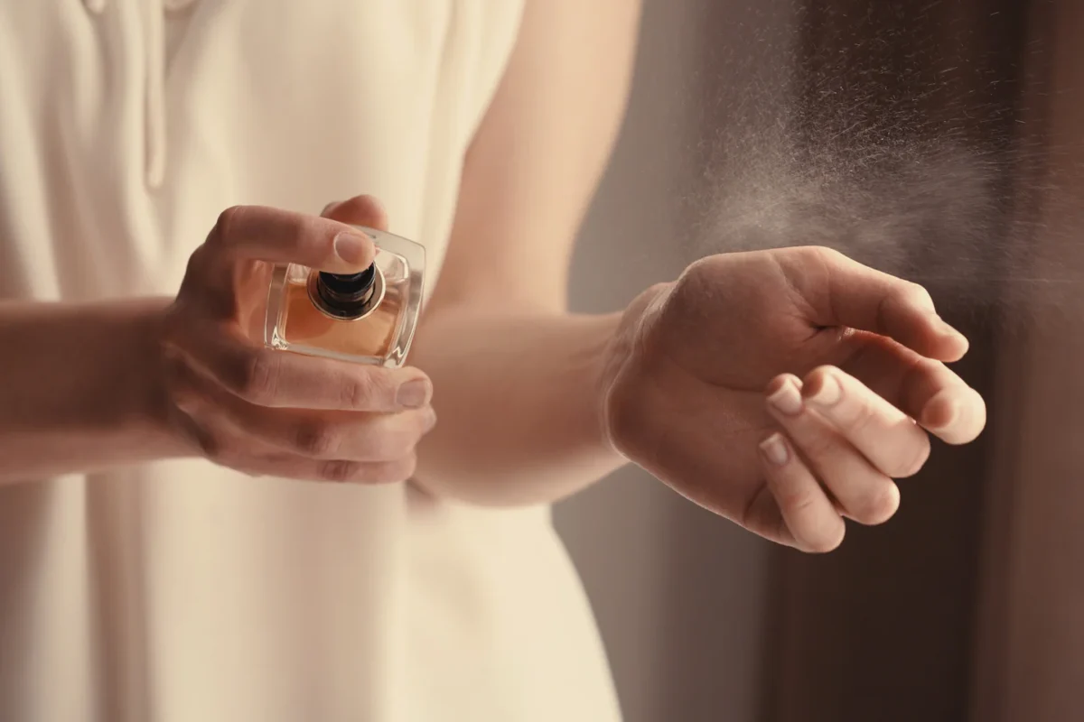 cách xịt nhước hoa giữ mùi lâu